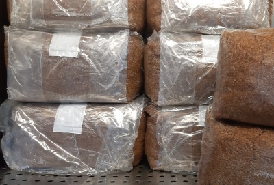 Substrato lenhocelulósico suplementado e esterilizado