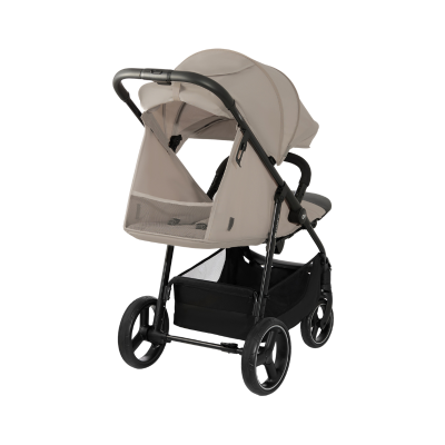 Carrinho de bebé bege com estrutura preta e três rodas