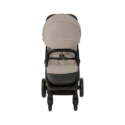 Carrinho de bebé bege com estrutura preta e cintos de segurança