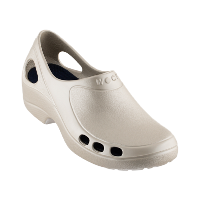 Sapato sabot branco em material sintético com orifícios laterais