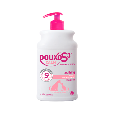 Frasco branco com doseador rosa de champô para cães e gatos Douxo S3 Calm
