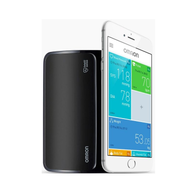 Monitor digital de pressão arterial preto OMRON ao lado de smartphone branco com aplicação da OMRON visível