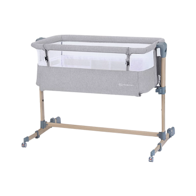 Berço co-sleeper Kinderkraft cinzento claro com laterais em rede branca e estrutura de metal e madeira com rodas