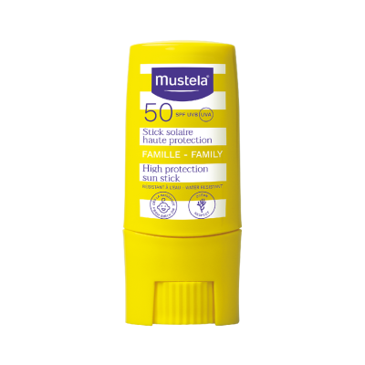 Stick solar amarelo Mustela FPS 50 para família com proteção alta e resistente à água