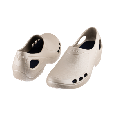 Calçado tipo sabot bege com orifícios e interior azul escuro