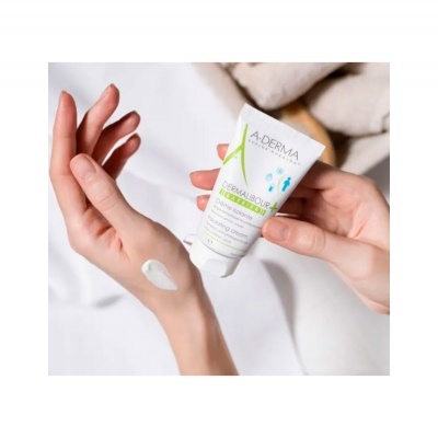 Creme hidratante para mãos A-DERMA sendo aplicado numa mão