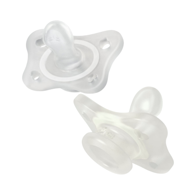 Duas chuchas transparentes de silicone com base larga e orifícios