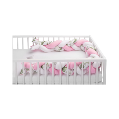 Berço branco com protetor trançado rosa, branco e estampado