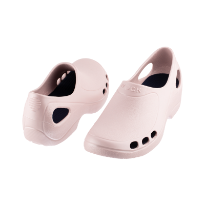 Calçado sabot rosa claro em material sintético com orifícios laterais e entalhe para calcanhar