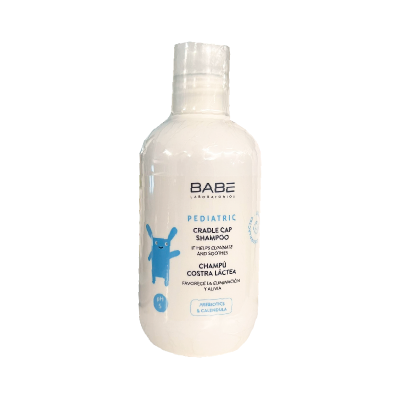 Frasco branco de xampu pediátrico BABE Cradle Cap em fundo branco