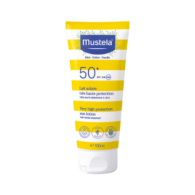 Frasco de loção solar Mustela SPF 50+ branco e amarelo com texto em azul