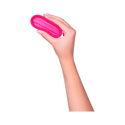 Acessório rosa texturizado em mãos com fundo branco.