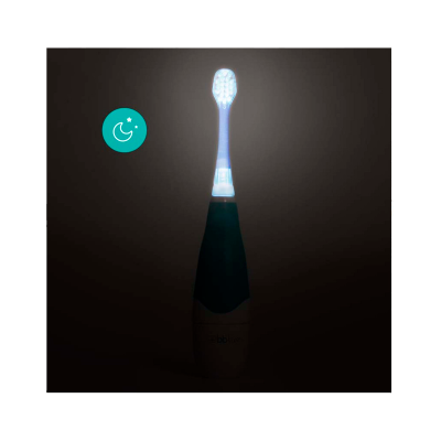 Escova de dentes elétrica com luz LED acesa em fundo escuro