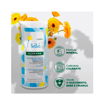 Pó de talco para bebé Klorane com calêndula em embalagem branca e azul com flores amarelas atrás