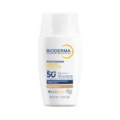 Frasco branco de protetor solar Bioderma Photoderm com texto azul e amarelo