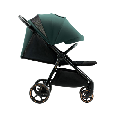 Carrinho de bebé verde escuro com estrutura preta e rodas com detalhes castanhos
