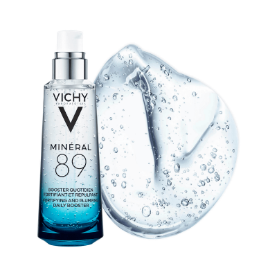 Frasco de sérum Vichy Minéral 89 azul com doseador sobre fundo branco