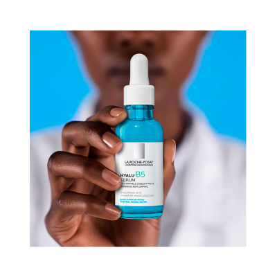 Frasco azul de sérum Hyalu B5 da La Roche-Posay com conta-gotas branco