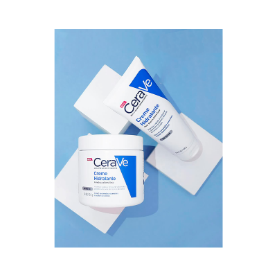 Dois produtos CeraVe Creme Hidratante com embalagens brancas e azuis sobre fundo azul.