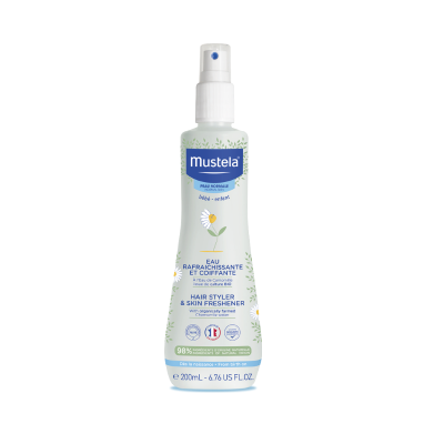 Frasco branco de spray Mustela para cabelo e pele de bebé