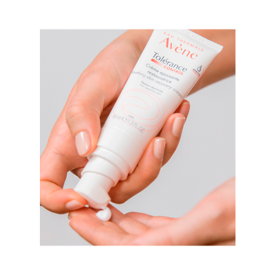 Frasco branco Avène Tolerance Control creme com doseador na mão