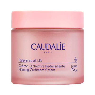 Frasco rosa fosco de creme firmador Caudalie Resveratrol-Lift com tampa cor de rosa