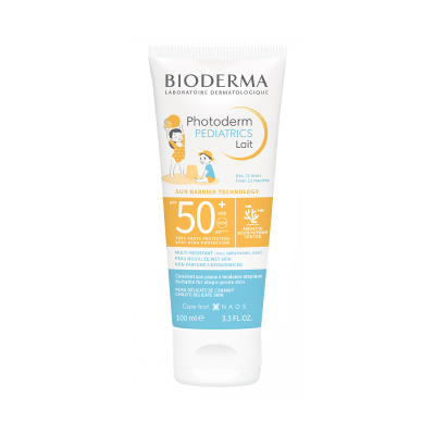 Frasco de protector solar Bioderma Photoderm Pediatrics Lait SPF 50+ para crianças.