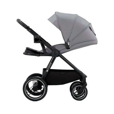 Carrinho de bebé cinzento com estrutura preta e capota