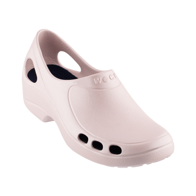 Calçado tipo sabot rosa claro com aberturas laterais e inscrição WOCK