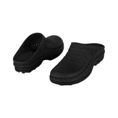 Chinelos pretos de borracha com solado antiderrapante