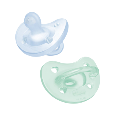 Duas chuchas de silicone azul claro e verde água transparentes, uma com texto CHICCO SILICONE