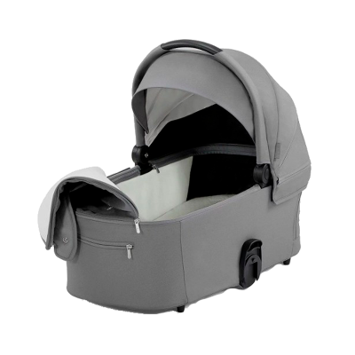 Carrinho de bebé cinzento com cobertura e interior branco acolchoado