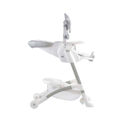 Cadeira de papa branca e cinza com assento acolchoado e brinquedos pendurados