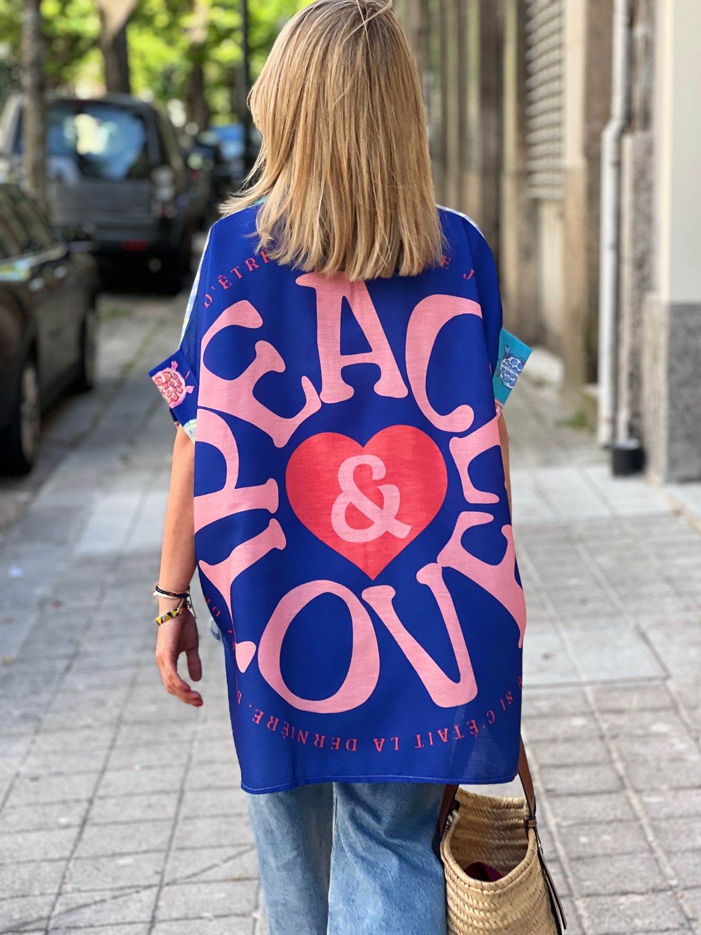 Camisola azul com texto cor-de-rosa e coração vermelho de costas