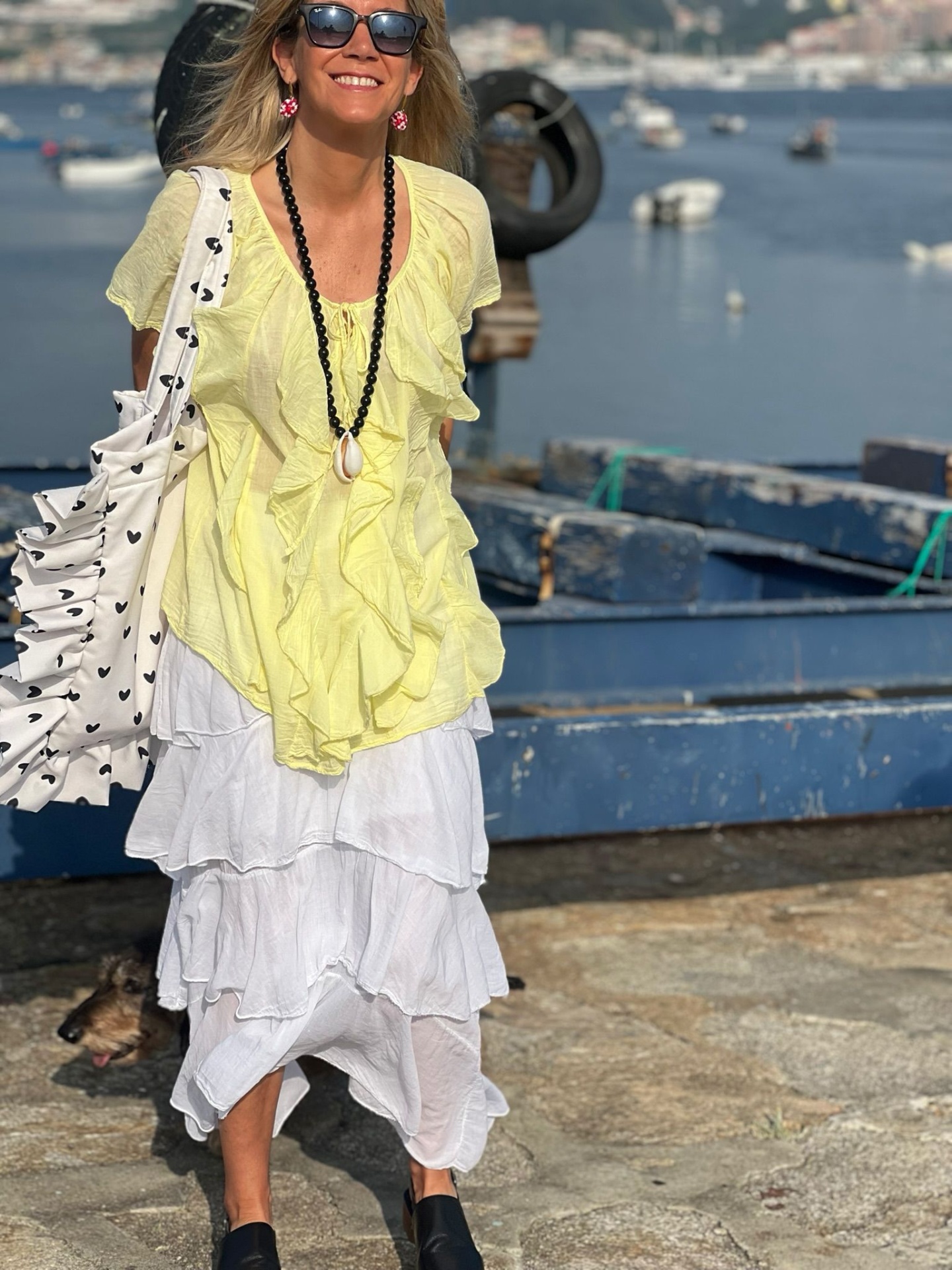 Mulher com roupa leve e colorida junto a cais