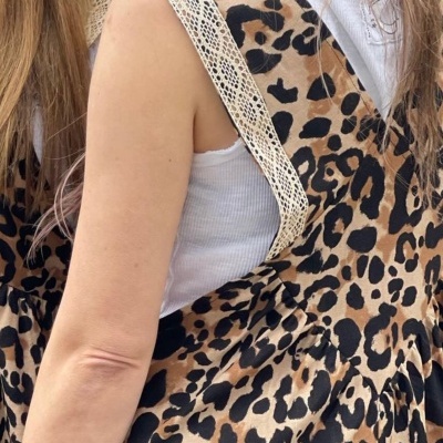 Saia&#x20;jardineira&#x20;leopardo&#x20;de&#x20;linho