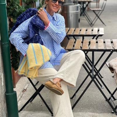 Camisa&#x20;risca&#x20;azul&#x20;com&#x20;bordado&#x20;rosa