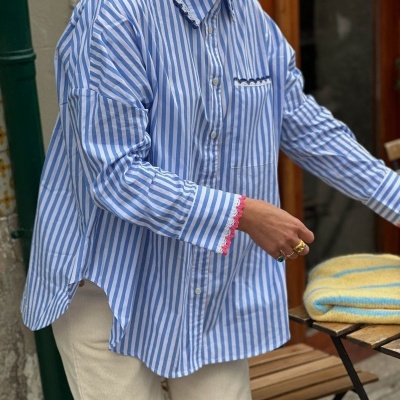 Camisa&#x20;risca&#x20;azul&#x20;com&#x20;bordado&#x20;rosa