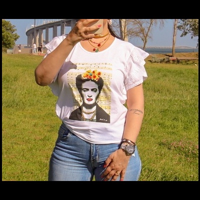 T-shirt branca com estampa de Frida Kahlo usada ao ar livre em parque com relva