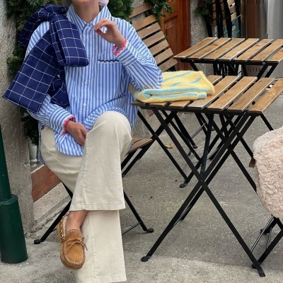 Camisa&#x20;risca&#x20;azul&#x20;com&#x20;bordado&#x20;rosa