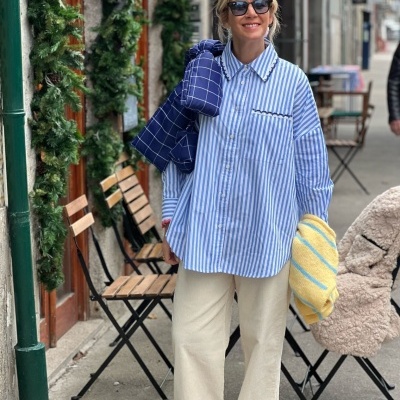 Camisa&#x20;risca&#x20;azul&#x20;com&#x20;bordado&#x20;rosa