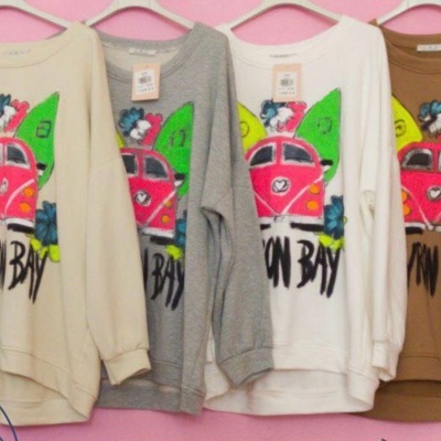 Quatro camisolas coloridas com estampa de carrinha vermelha e texto BAY penduradas