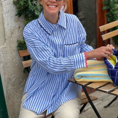 Camisa&#x20;risca&#x20;azul&#x20;com&#x20;bordado&#x20;rosa