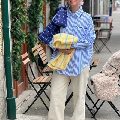 Camisa&#x20;risca&#x20;azul&#x20;com&#x20;bordado&#x20;rosa