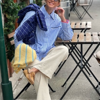 Camisa&#x20;risca&#x20;azul&#x20;com&#x20;bordado&#x20;rosa