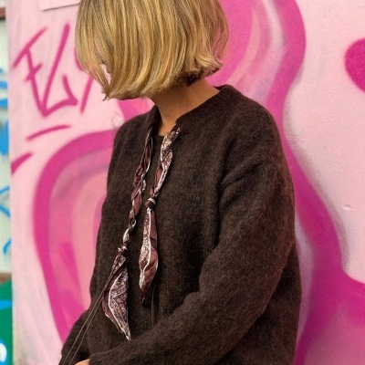 Camisola&#x20;castanha&#x20;com&#x20;len&#x00E7;o&#x20;bandana