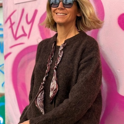 Camisola&#x20;castanha&#x20;com&#x20;len&#x00E7;o&#x20;bandana