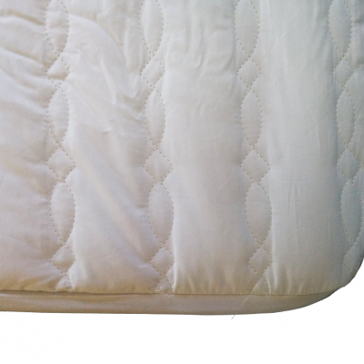 Colchão branco com costura em padrão geométrico e borda arredondada