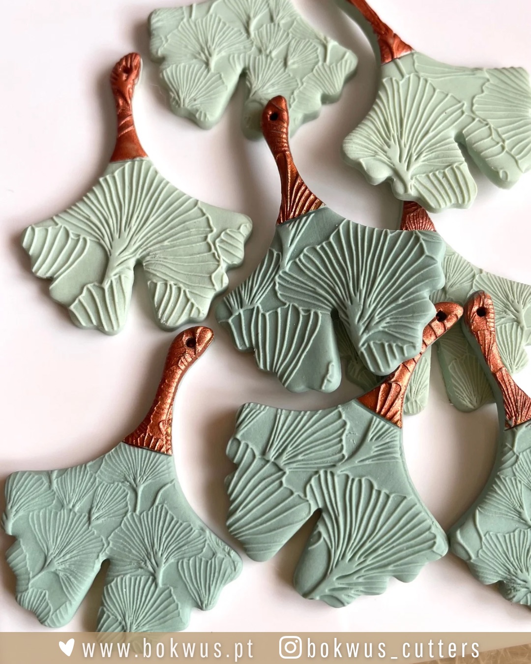 Cortadores de bolacha em forma de folhas de ginkgo verde claro com cabos castanhos texturizados