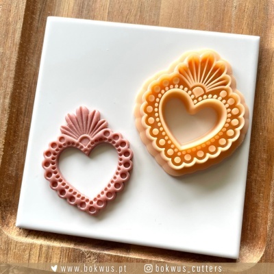 Dois moldes de silicone em formato de coração decorados em rosa e amarelo pálido